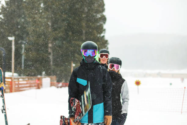 generation z jugend ski- und snowboardaktivitäten im ski resort town in den colorado rockies - ski jumping snowboarding snowboard jumping stock-fotos und bilder