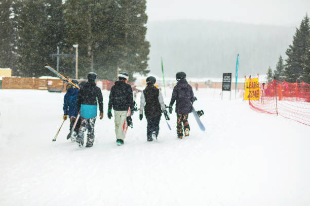 generation z actividades de esquí y snowboard juvenil en ski resort town en las montañas rocosas de colorado - ski jumping snowboarding snowboard jumping fotografías e imágenes de stock