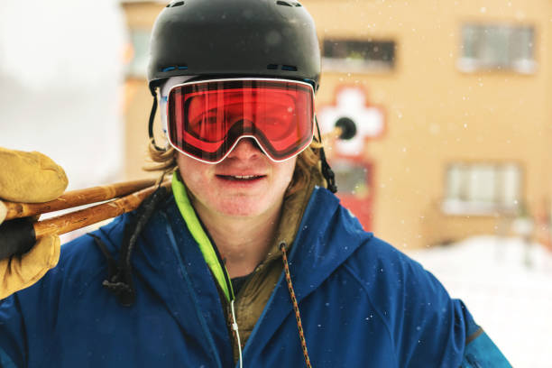 generation z jugend ski- und snowboardaktivitäten im ski resort town in den colorado rockies - ski jumping snowboarding snowboard jumping stock-fotos und bilder