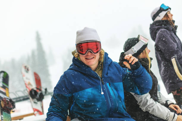 generation z jugend ski- und snowboardaktivitäten im ski resort town in den colorado rockies - ski jumping snowboarding snowboard jumping stock-fotos und bilder