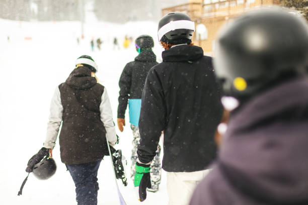 generation z actividades de esquí y snowboard juvenil en ski resort town en las montañas rocosas de colorado - ski jumping snowboarding snowboard jumping fotografías e imágenes de stock