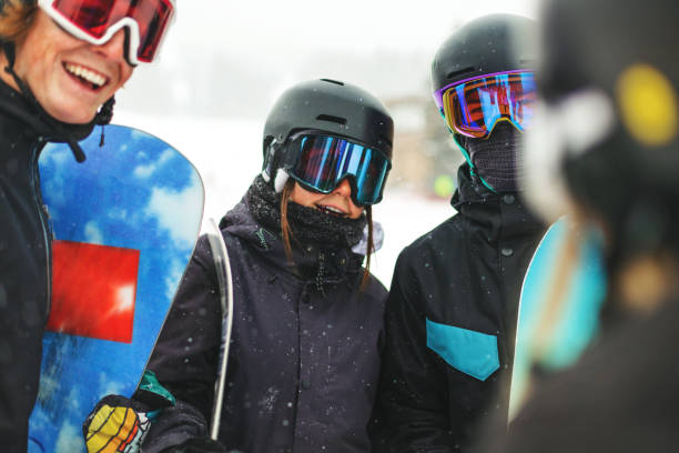 generation z jugend ski- und snowboardaktivitäten im ski resort town in den colorado rockies - ski jumping snowboarding snowboard jumping stock-fotos und bilder