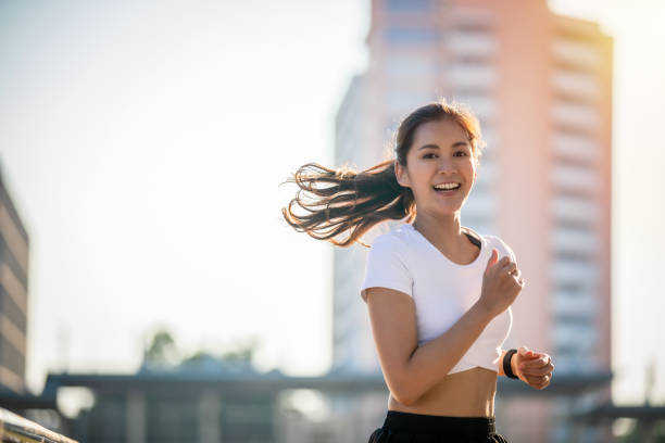 아시아 젊은 피트 니스 스포츠 여자 실행 하 고 미소 에 도시 도로 - asian ethnicity jogging female women 뉴스 사진 이미지