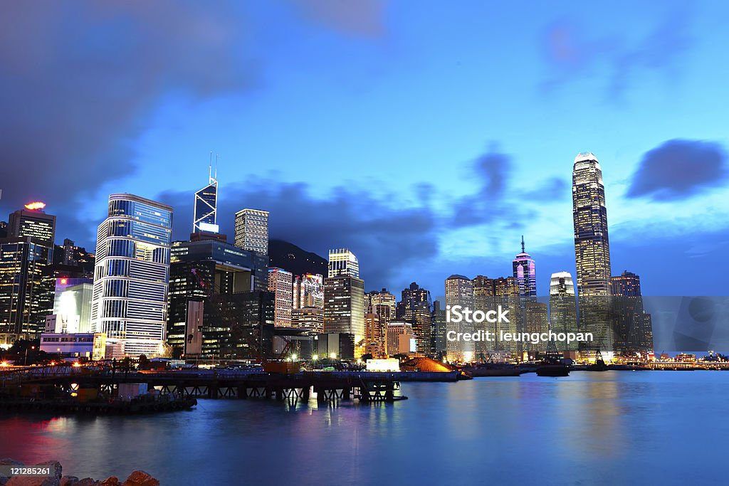 Hong Kong à noite - Foto de stock de Arranha-céu royalty-free