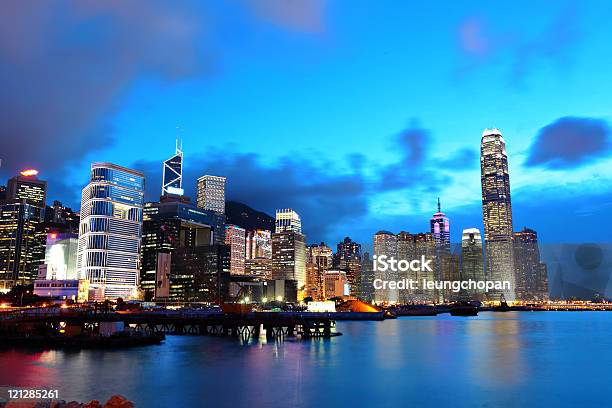 Foto de Hong Kong À Noite e mais fotos de stock de Arranha-céu - Arranha-céu, Centro da cidade, China