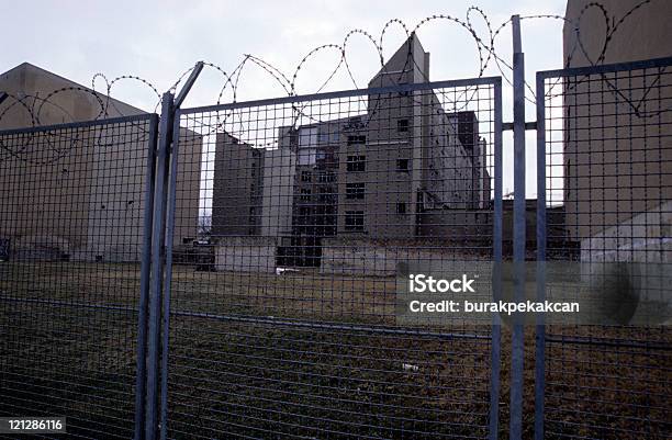 철조망 및 미흡함 예술장 유클리드의 배경기술 교도소에 대한 스톡 사진 및 기타 이미지 - 교도소, 야외, 전원 장면