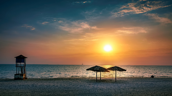 Vista de la mañana en Fanateer Beach - Al Jubail City, Arabia Saudita. photo