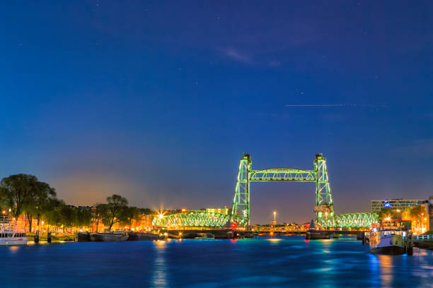 miejsca podróży i koncepcje. słynny oświetlony most koninginnebrug w rotterdamie podczas niebieskiej godziny. kompozycja obrazu w poziomie - niderlandy zdjęcia i obrazy z banku zdjęć