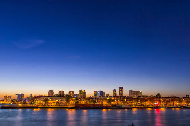 koncepcje podróży i pomysły. piękny i zadziwiający widok na rotterdam skyline w blue hour time. obraz poziomy - niderlandy zdjęcia i obrazy z banku zdjęć