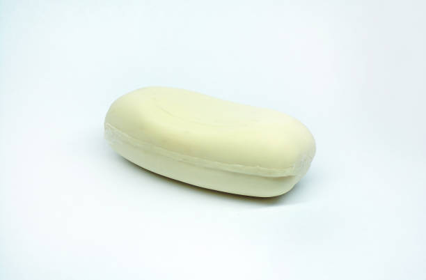 une barre de savon est isolée sur un fond blanc. savon pour le lavage. savon détergent. savon traditionnel fait main. - bar of soap photos et images de collection