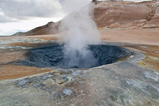 fumerolle field - sulphur landscape fumarole heat photos et images de collection