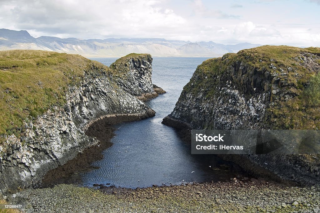 Морские скалы - Стоковые фото Arnarstapi роялти-фри