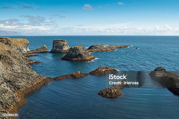 Acantilados De La Costa Foto de stock y más banco de imágenes de Acantilado - Acantilado, Aire libre, Arnarstapi