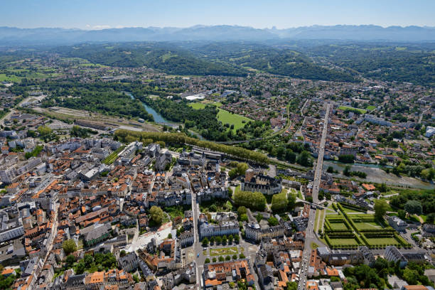 veduta aerea del centro di pau da nord - henry iv foto e immagini stock