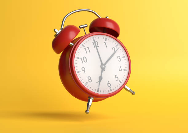 reloj despertador vintage rojo cayendo en el suelo con fondo amarillo brillante en colores pastel - despertador fotografías e imágenes de stock