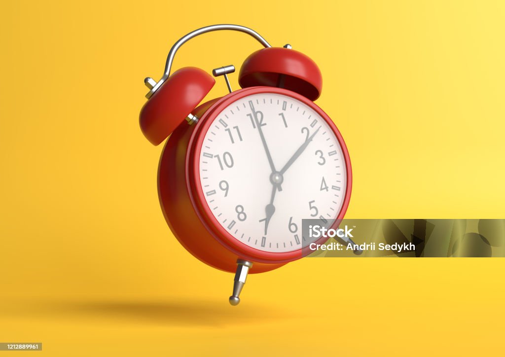 파스텔 색상의 밝은 노란색 배경으로 바닥에 떨어지는 빨간색 빈티지 알람 시계 - 로열티 프리 벽 시계 스톡 사진