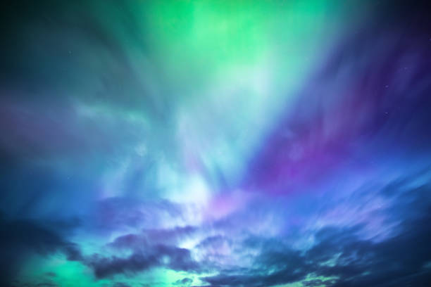 luzes coloridas do norte - aurora borealis iceland astronomy tranquil scene - fotografias e filmes do acervo