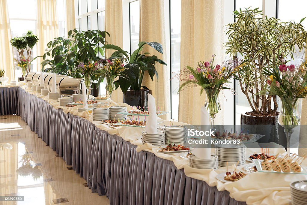 テーブルには、食器とおい�しいお食事 - カラー画像のロイヤリティフリーストックフォト