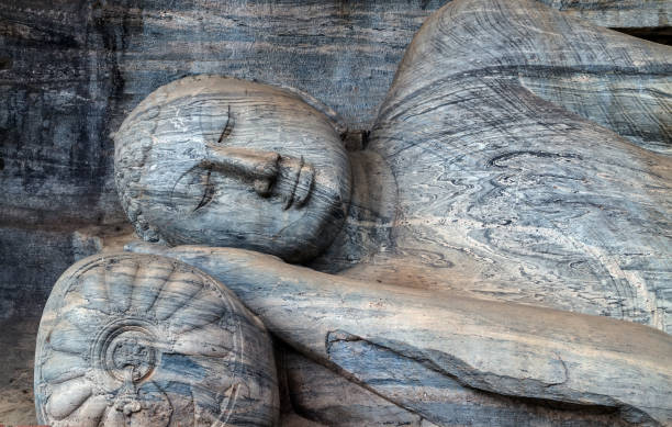 buda parinirvana reclinado en gal vihara, sri lanka. - reclining buddha fotografías e imágenes de stock