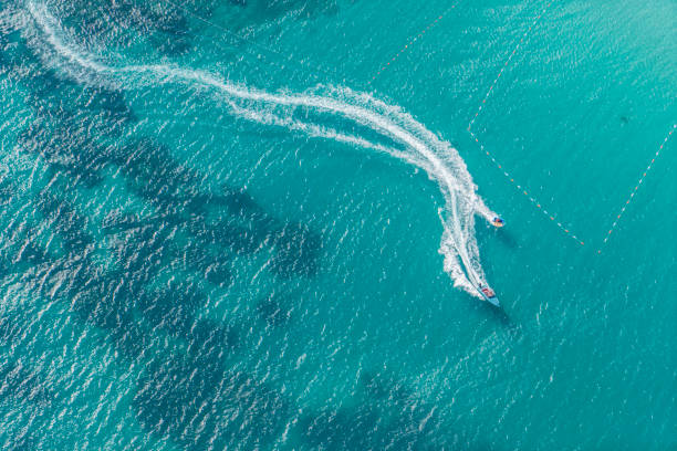 diversão lancha - recreational boat motorboat speedboat aerial view - fotografias e filmes do acervo