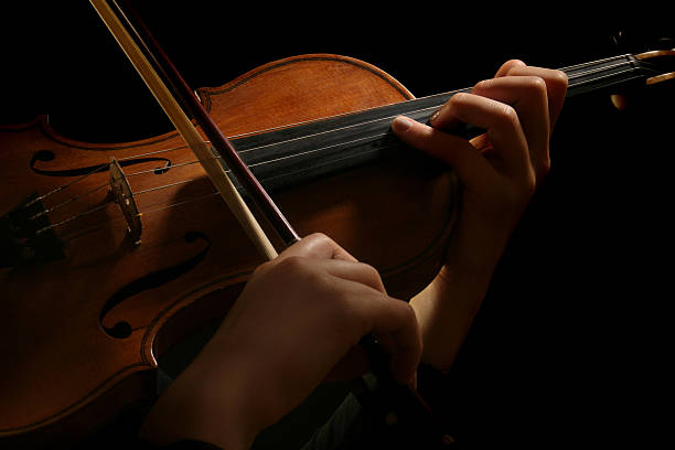 a tocar violino - soloist imagens e fotografias de stock
