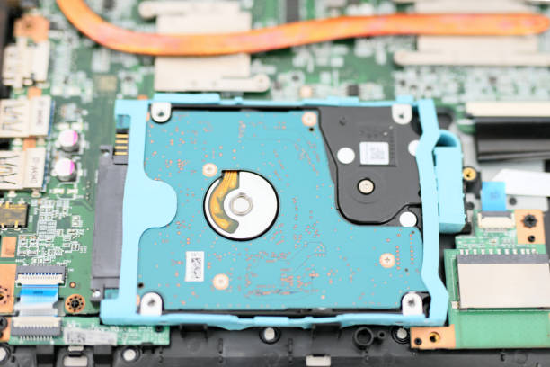 View of the hard disk of the laptop. Laptops had a hard disk drive (HDD) as a main non-volatile storage, but these proved inefficient for use in mobile devices due to high power consumption. vista del disco duro de la computadora portátil. las computadoras portátiles tenían una unidad de disco duro (hdd) como almacenamiento principal no volátil, pero estos resultaron ineficientes para su uso en dispositivos móviles debido al alto consumo