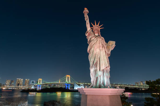 statue de la liberté - réplique de la statue de la liberté odaiba photos et images de collection