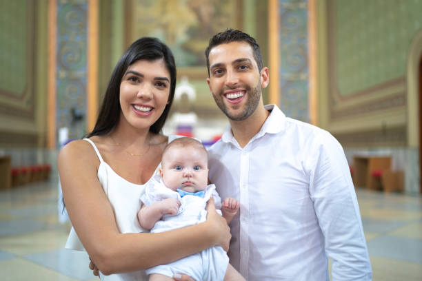 padrinos con un bebé ahijado en la celebración del bautismo - ahijado fotografías e imágenes de stock