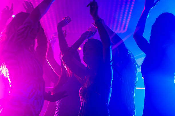 fête gens danser dans la discothèque club - sortir en boîte de nuit photos et images de collection