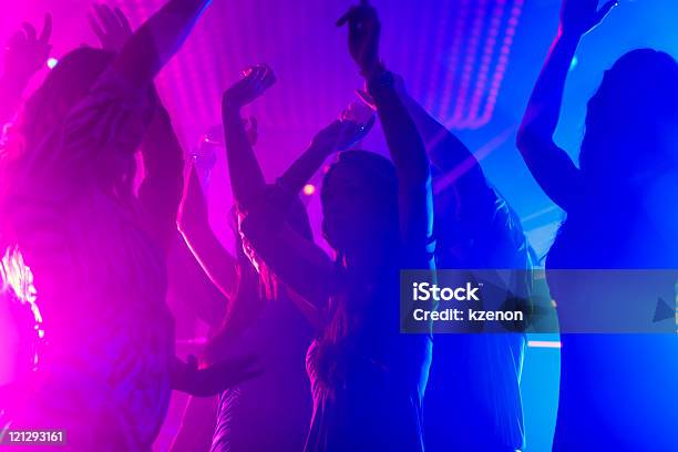 Strona Ludzi Taniec W Klubie Disco - zdjęcia stockowe i więcej obrazów Tańczyć - Tańczyć, Impreza, Dyskoteka