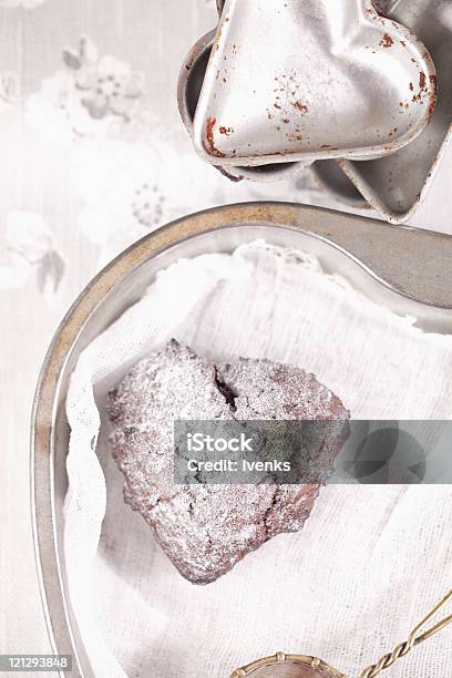 Photo libre de droit de Muffin Au Chocolat Saupoudrées De Sucre Coeur Des Plateaux banque d'images et plus d'images libres de droit de Aliment