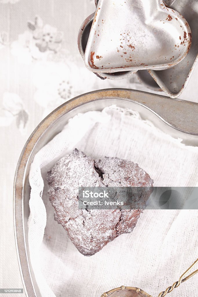 muffin al cioccolato a forma di cuore ricoperte di zucchero, standard - Foto stock royalty-free di Amore