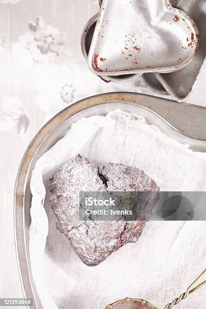 Muffin Al Cioccolato A Forma Di Cuore Ricoperte Di Zucchero Standard - Fotografie stock e altre immagini di Amore