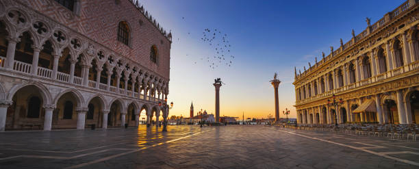 palazzo duccale con piazzetta a venezia all'alba - grande panorama - sunrise sun gold sea foto e immagini stock