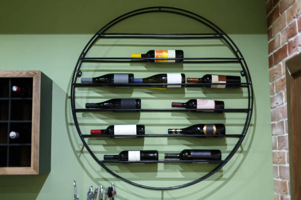 винная стойка с бутылками вина в интерьере. - wine rack фотографии стоковые фото и изображения