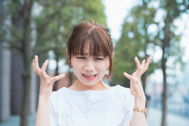 悲しい表情をしたショックを受けた女性 - うつ病 日本人 ストックフォトと画像