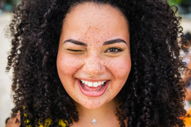 retrato da jovem mulher bonita - sarda - fotografias e filmes do acervo