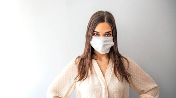 女性は病気に苦しみ、フェイスマスクを着用しています。 - gauze healthcare and medicine disposable bandage ストックフォトと画像