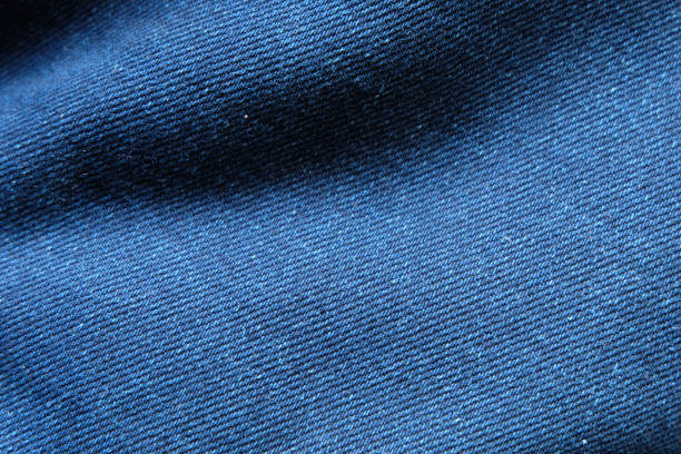 selektive fokus blaue jeans-denim-top-ansicht nah aufnahme bis zum detail des gewebes. textilmaterial und baumwolle patter zäh und langlebig kleidung stil. für hintergrund oder hintergrundbild mit kopierraum für text - fashion rough jacket garment stock-fotos und bilder