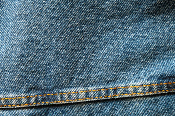 selektive fokus blaue jeans-denim-top-ansicht nah aufnahme bis zum detail des gewebes. textilmaterial und baumwolle patter zäh und langlebig kleidung stil. für hintergrund oder hintergrundbild mit kopierraum für text - fashion rough jacket garment stock-fotos und bilder