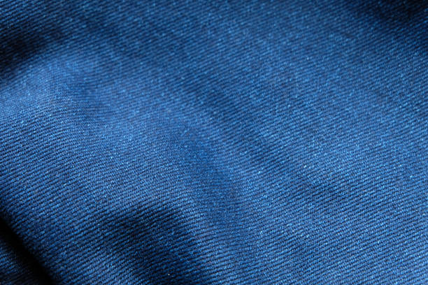 selektive fokus blaue jeans-denim-top-ansicht nah aufnahme bis zum detail des gewebes. textilmaterial und baumwolle patter zäh und langlebig kleidung stil. für hintergrund oder hintergrundbild mit kopierraum für text - fashion rough jacket garment stock-fotos und bilder