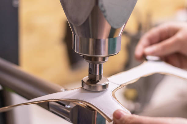 processus de production de chaussures en usine, cordonner en cuir - basket making photos et images de collection