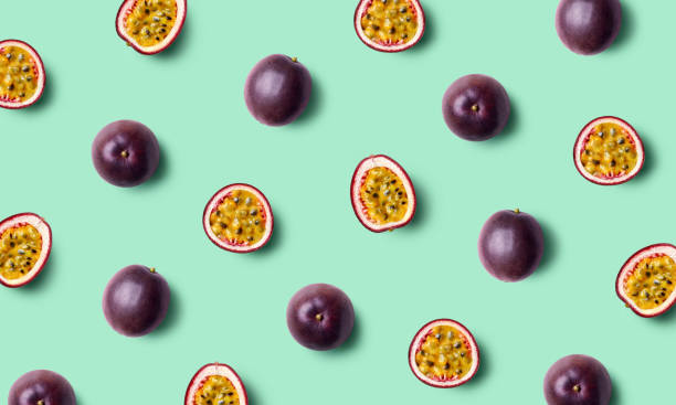 colorido patrón frutal de frutas de pasión frescas - parchita fotografías e imágenes de stock