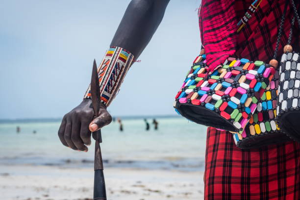 путешествия кения, масаи одежды и аксессуаров детали из диани бич кэндва, занзибар танзания - национальный заповедник масаи стоковые фото и изображения