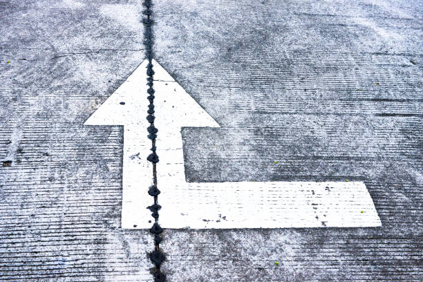 Road sign indicating White arrow sign on the street, Direction for traffic safety . white arrows pointing directions on gray asphalt floor. Your can Walking direction way . Symbol of crossroads ,crossway. señal de tráfico que indica la señal de flecha blanca en la calle, dirección para la seguridad del tráfico. flechas blancas que apuntan hacia direcciones sobre el suelo de asfalto gris. su puede camino de dirección de camino a pie . símbolo de cruce