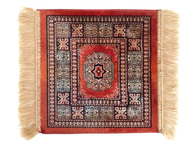 petit tapis persan rouge élégant avec la frange isolée sur le fond blanc. - carpet rug persian rug persian culture photos et images de collection