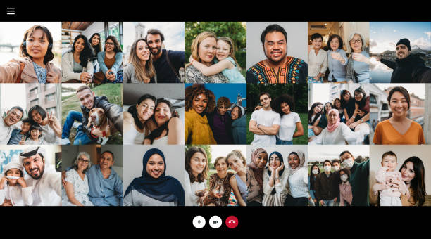 captura de pantalla de una videoconferencia con muchas personas que se conectan - grupo multiétnico fotos fotografías e imágenes de stock
