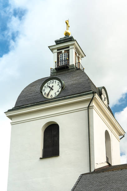 vista de ángulo bajo de una torre de la iglesia con campana cote y una cruz de oro - ramsberg fotografías e imágenes de stock