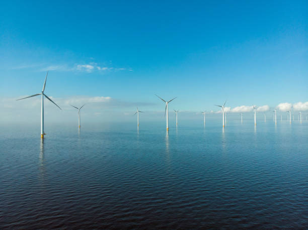 wiatrak rząd wiatraków w oceanie nad jeziorem ijsselmeer holandia, energia odnawialna farma wiatraku flevoland - noordoostpolder zdjęcia i obrazy z banku zdjęć