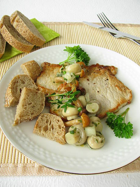 salada de filé com cogumelo - schweineschnitzel - fotografias e filmes do acervo